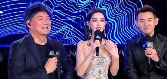 老师今年的跨年晚会好像有点颠了！