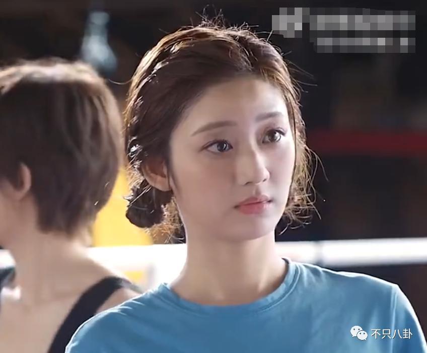 又有新男友了？她也是个恋爱脑？