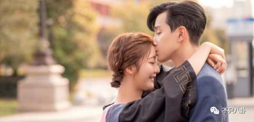 又有新男友了？她也是个恋爱脑？