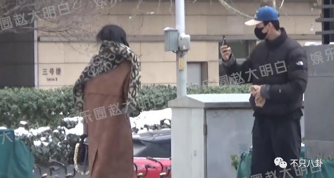 又有新男友了？她也是个恋爱脑？