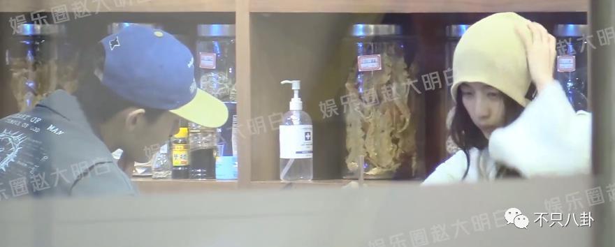 又有新男友了？她也是个恋爱脑？