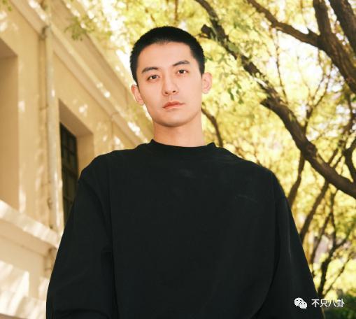 又有新男友了？她也是个恋爱脑？