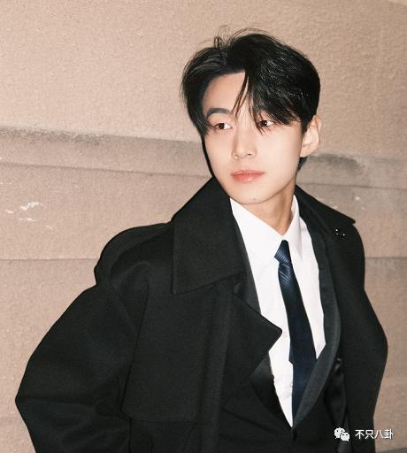 又有新男友了？她也是个恋爱脑？