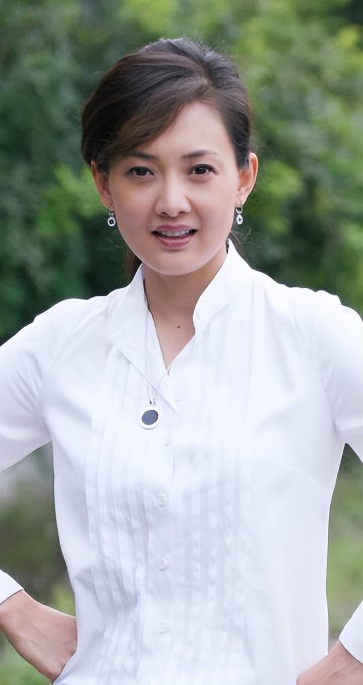 春晚常客嫁给普通人为妻，婚后连生3孩子，却因“整容”自毁前途