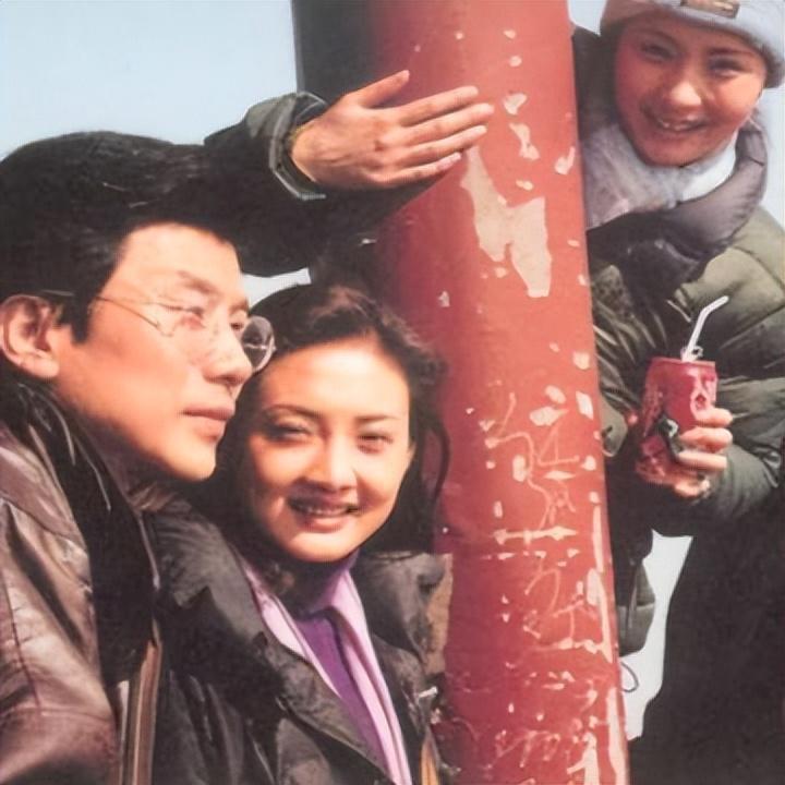 春晚常客嫁给普通人为妻，婚后连生3孩子，却因“整容”自毁前途