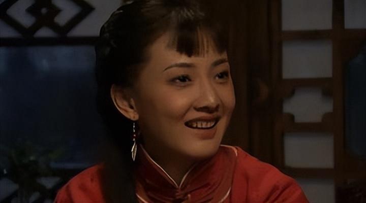 春晚常客嫁给普通人为妻，婚后连生3孩子，却因“整容”自毁前途