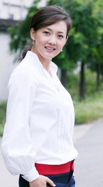 春晚常客嫁给普通人为妻，婚后连生3孩子，却因“整容”自毁前途