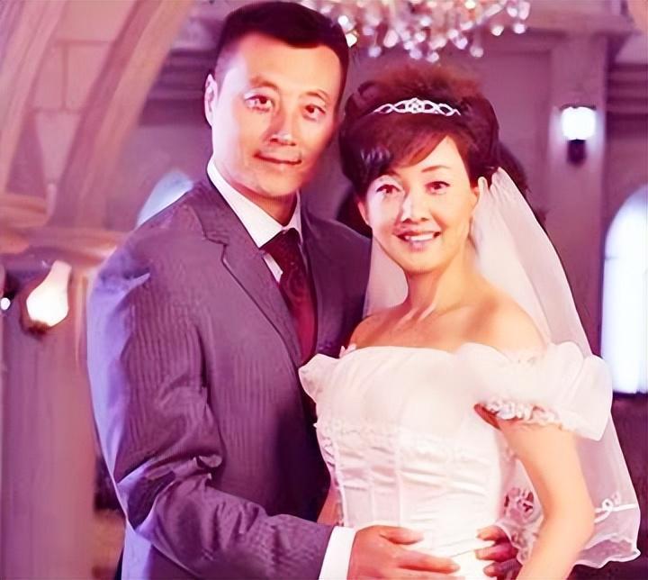 春晚常客嫁给普通人为妻，婚后连生3孩子，却因“整容”自毁前途