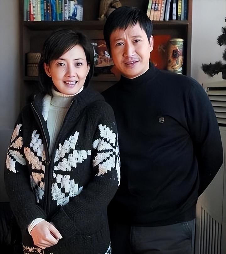 春晚常客嫁给普通人为妻，婚后连生3孩子，却因“整容”自毁前途