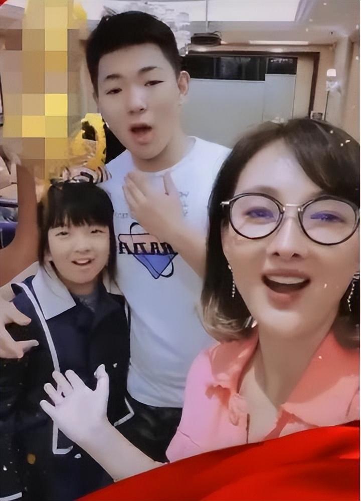 春晚常客嫁给普通人为妻，婚后连生3孩子，却因“整容”自毁前途