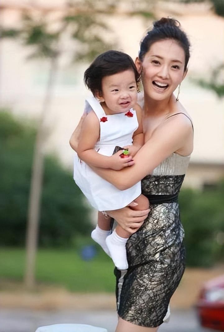 春晚常客嫁给普通人为妻，婚后连生3孩子，却因“整容”自毁前途