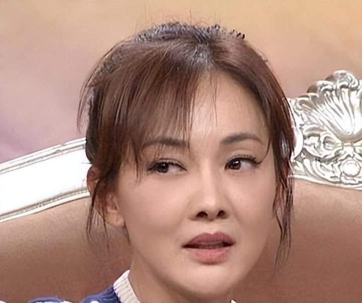 春晚常客嫁给普通人为妻，婚后连生3孩子，却因“整容”自毁前途