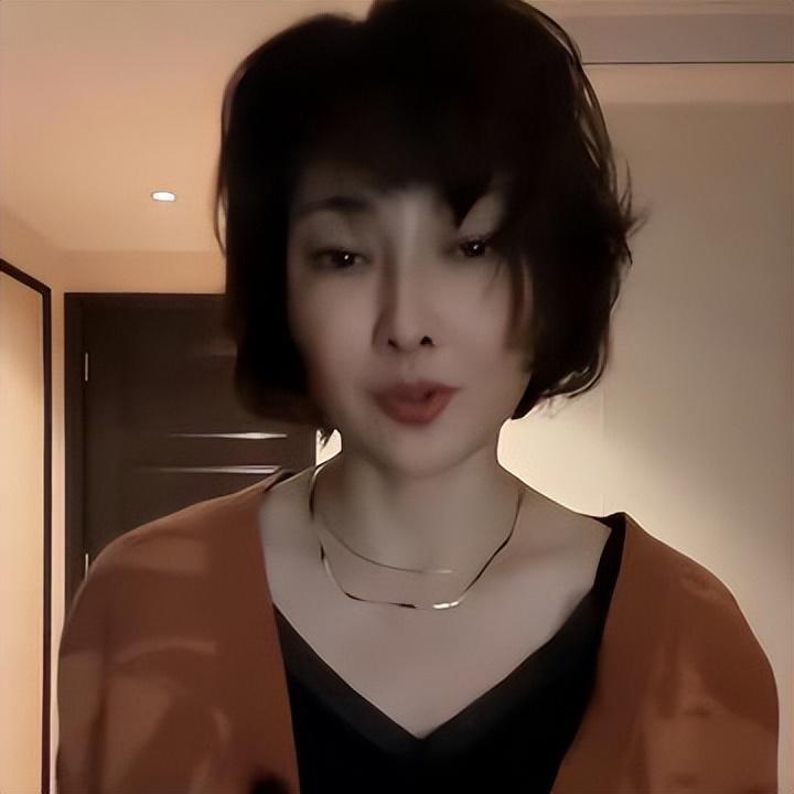 春晚常客嫁给普通人为妻，婚后连生3孩子，却因“整容”自毁前途