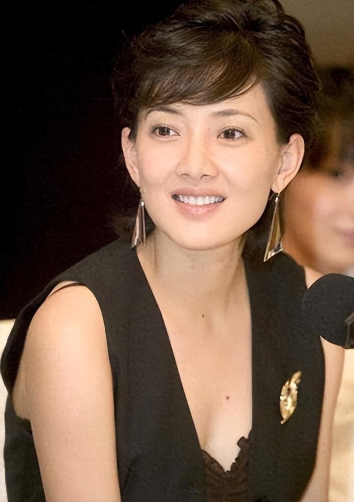 春晚常客嫁给普通人为妻，婚后连生3孩子，却因“整容”自毁前途