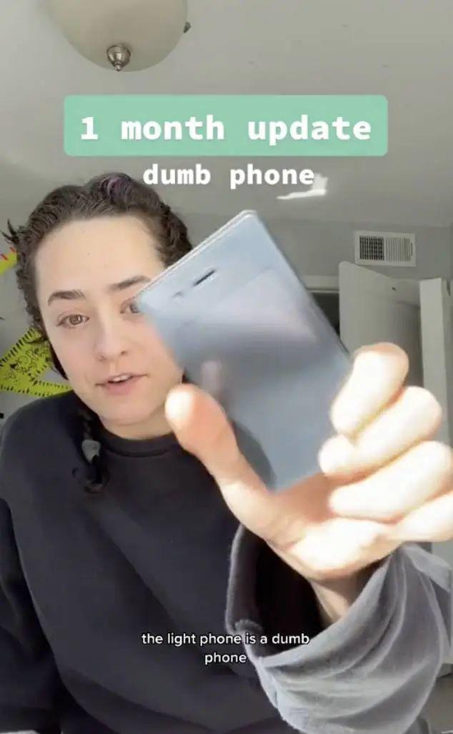 2024了，这些年轻人却用上了「老人机」