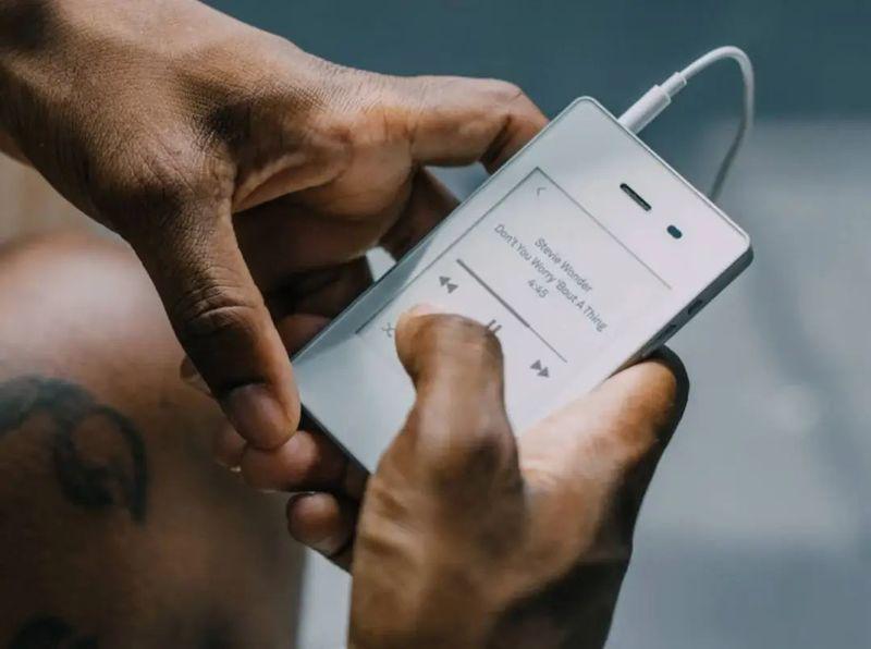 2024了，这些年轻人却用上了「老人机」