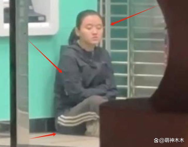 林靖恩近况：头发稀疏举止邋遢，卖掉丈夫遗产一直居无定所