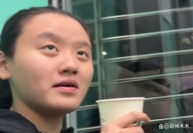 林靖恩近况：头发稀疏举止邋遢，卖掉丈夫遗产一直居无定所
