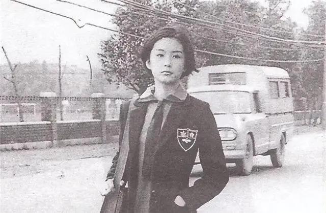 1990年邓丽君和林青霞在海滩偶遇,拍下的照片已绝版