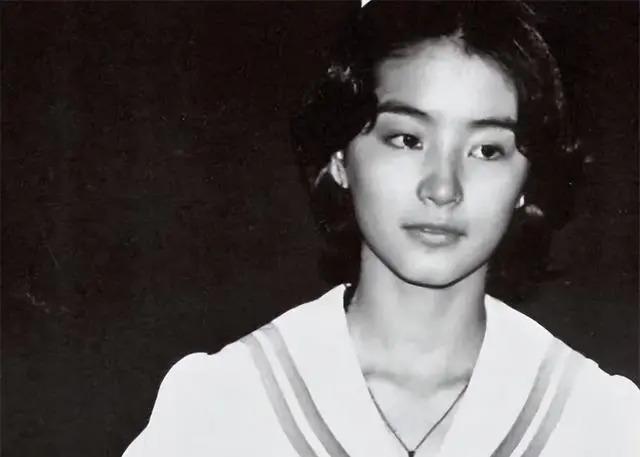 1990年邓丽君和林青霞在海滩偶遇,拍下的照片已绝版