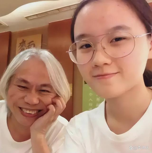 “爷孙恋”再出后续，林靖恩流落街头举止诡异、精神恍惚