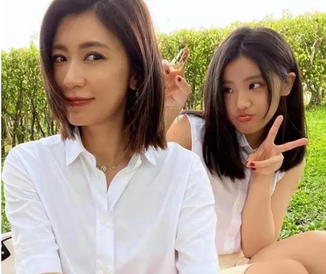 甜馨评论区怼网友，因其提及与李小璐传绯闻的男星PG One