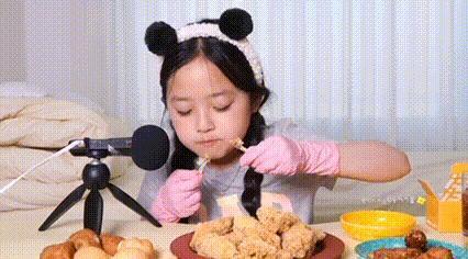 还记得表情包里的权律二吗？这是长残了？