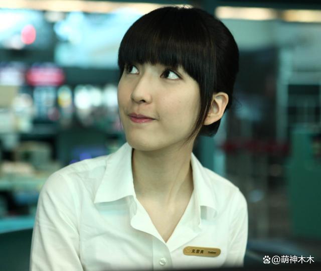 36岁女星当众换衣，感情不顺立志不婚，如今偶影独游