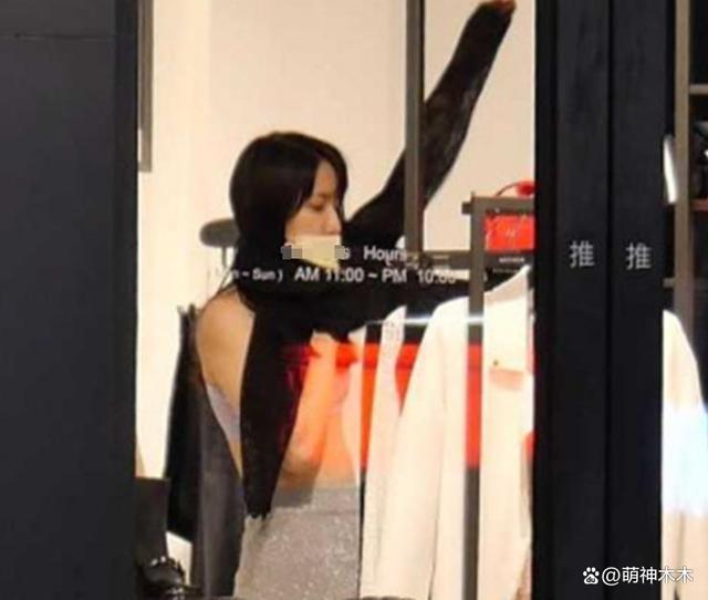 36岁女星当众换衣，感情不顺立志不婚，如今偶影独游
