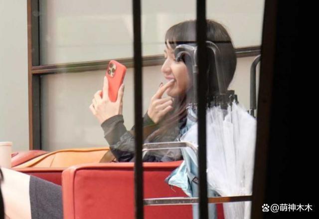 36岁女星当众换衣，感情不顺立志不婚，如今偶影独游