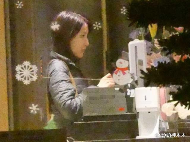 36岁女星当众换衣，感情不顺立志不婚，如今偶影独游