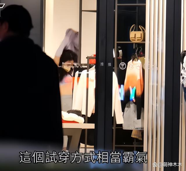 36岁女星当众换衣，感情不顺立志不婚，如今偶影独游