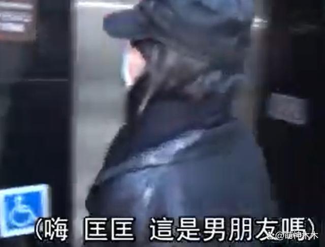 36岁女星当众换衣，感情不顺立志不婚，如今偶影独游