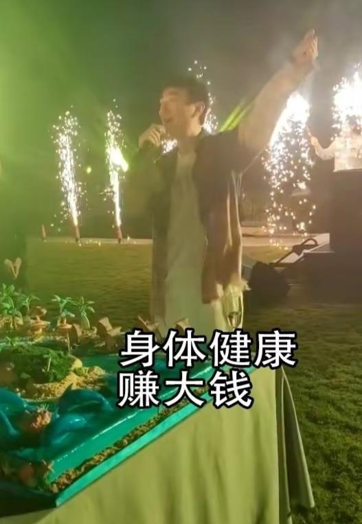 王思聪带30位网红庆生蛋糕烟花太壕 新女友送祝福