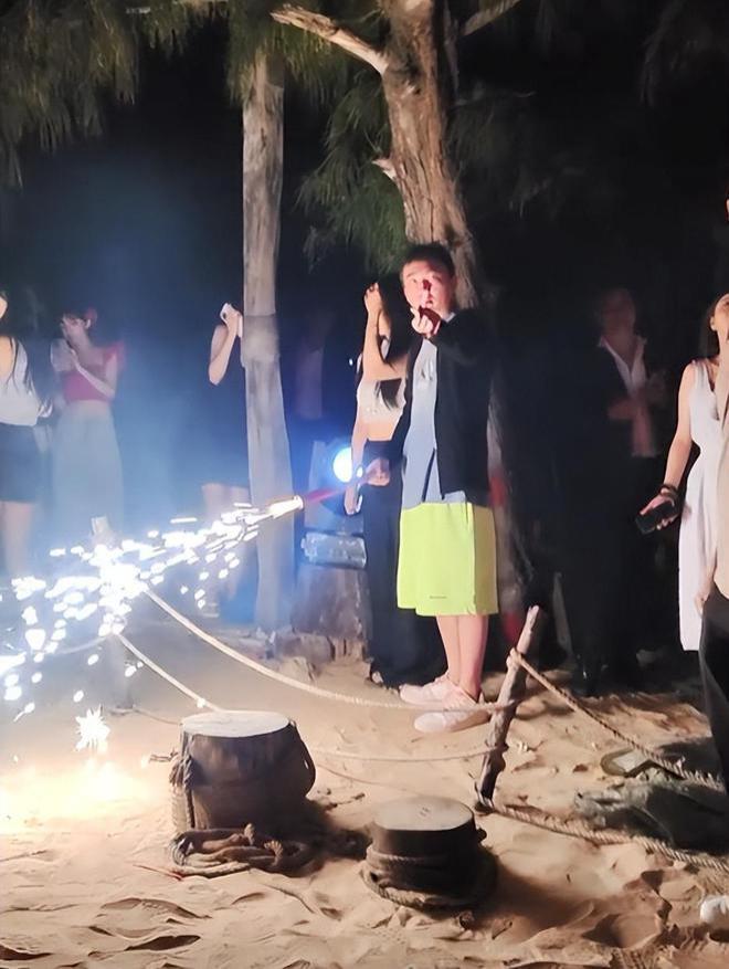 王思聪带30位网红庆生蛋糕烟花太壕 新女友送祝福