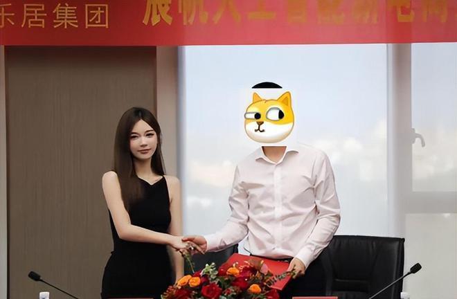 王思聪带30位网红庆生蛋糕烟花太壕 新女友送祝福