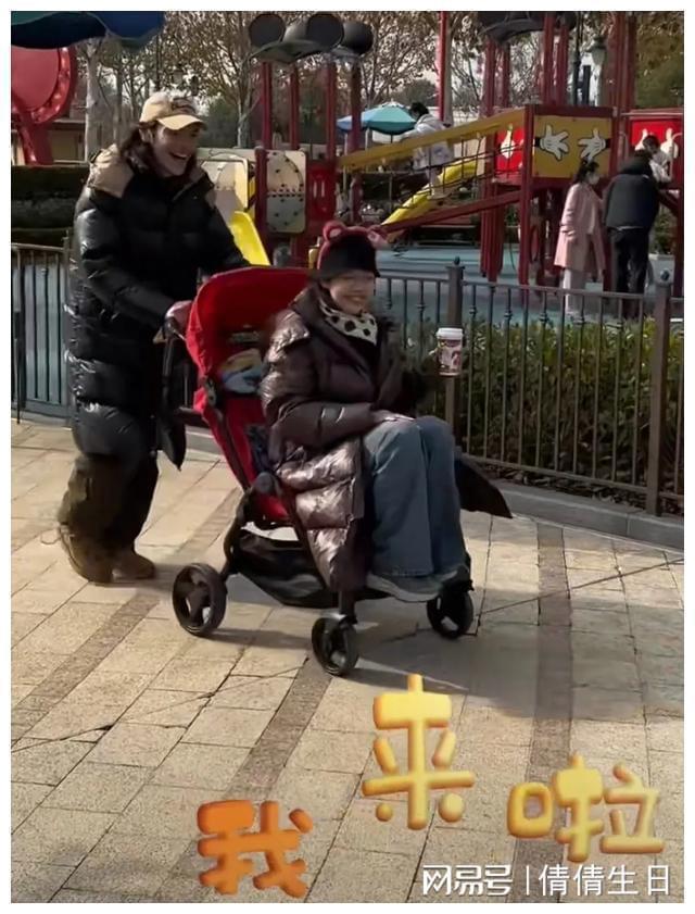 向佐一家四口逛迪士尼，郭碧婷坐儿童推车太搞笑