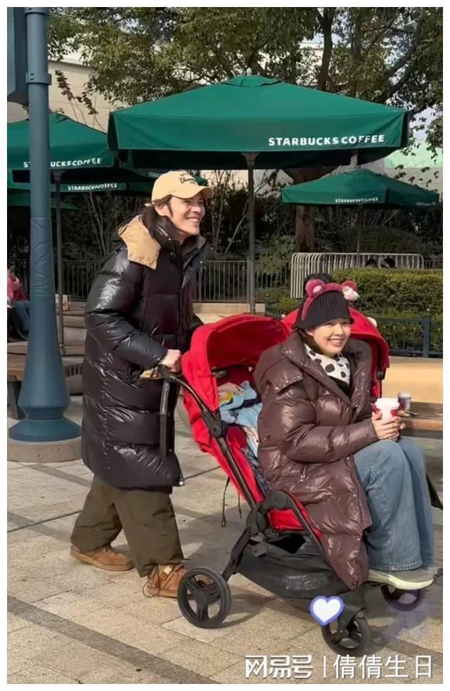 向佐一家四口逛迪士尼，郭碧婷坐儿童推车太搞笑