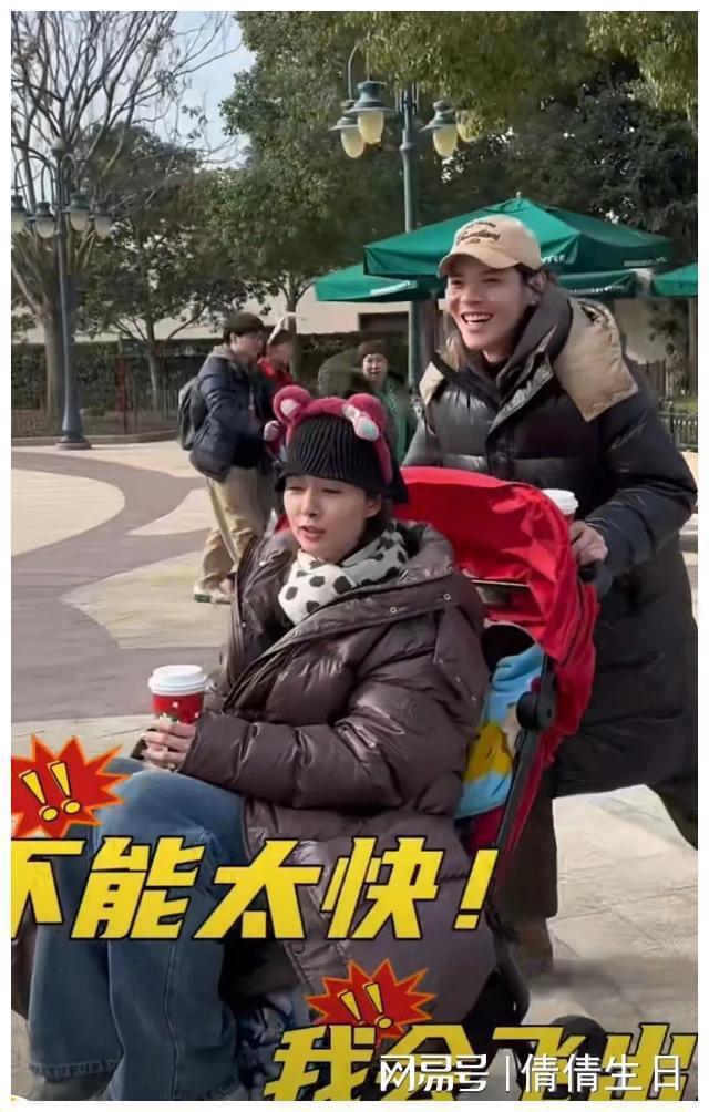 向佐一家四口逛迪士尼，郭碧婷坐儿童推车太搞笑