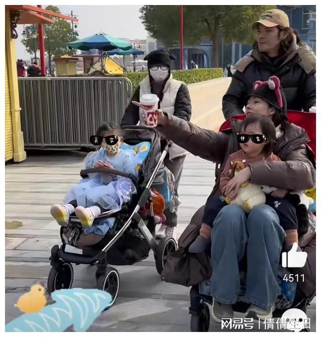 向佐一家四口逛迪士尼，郭碧婷坐儿童推车太搞笑