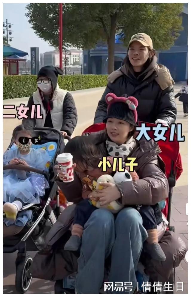 向佐一家四口逛迪士尼，郭碧婷坐儿童推车太搞笑