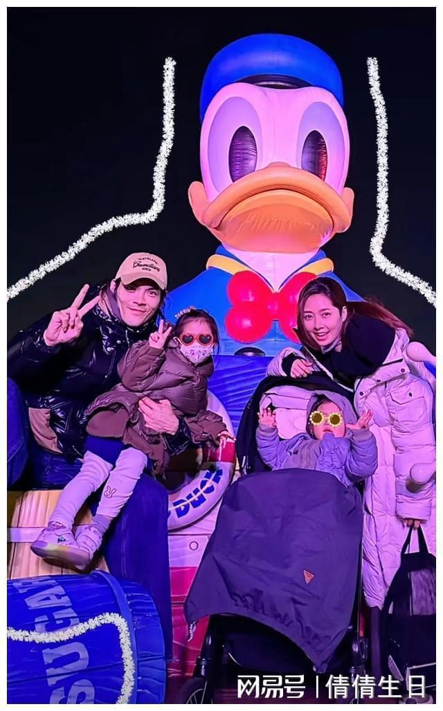 向佐一家四口逛迪士尼，郭碧婷坐儿童推车太搞笑