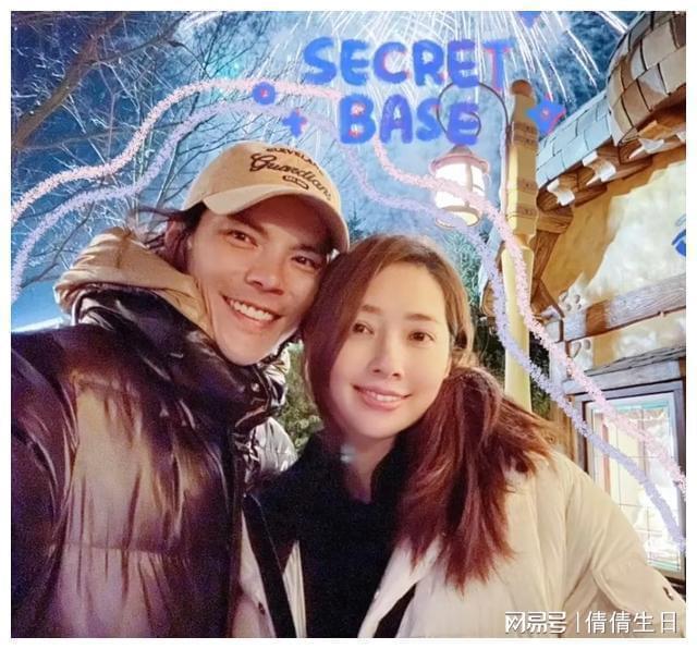 向佐一家四口逛迪士尼，郭碧婷坐儿童推车太搞笑