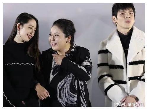 向佐一家四口逛迪士尼，郭碧婷坐儿童推车太搞笑