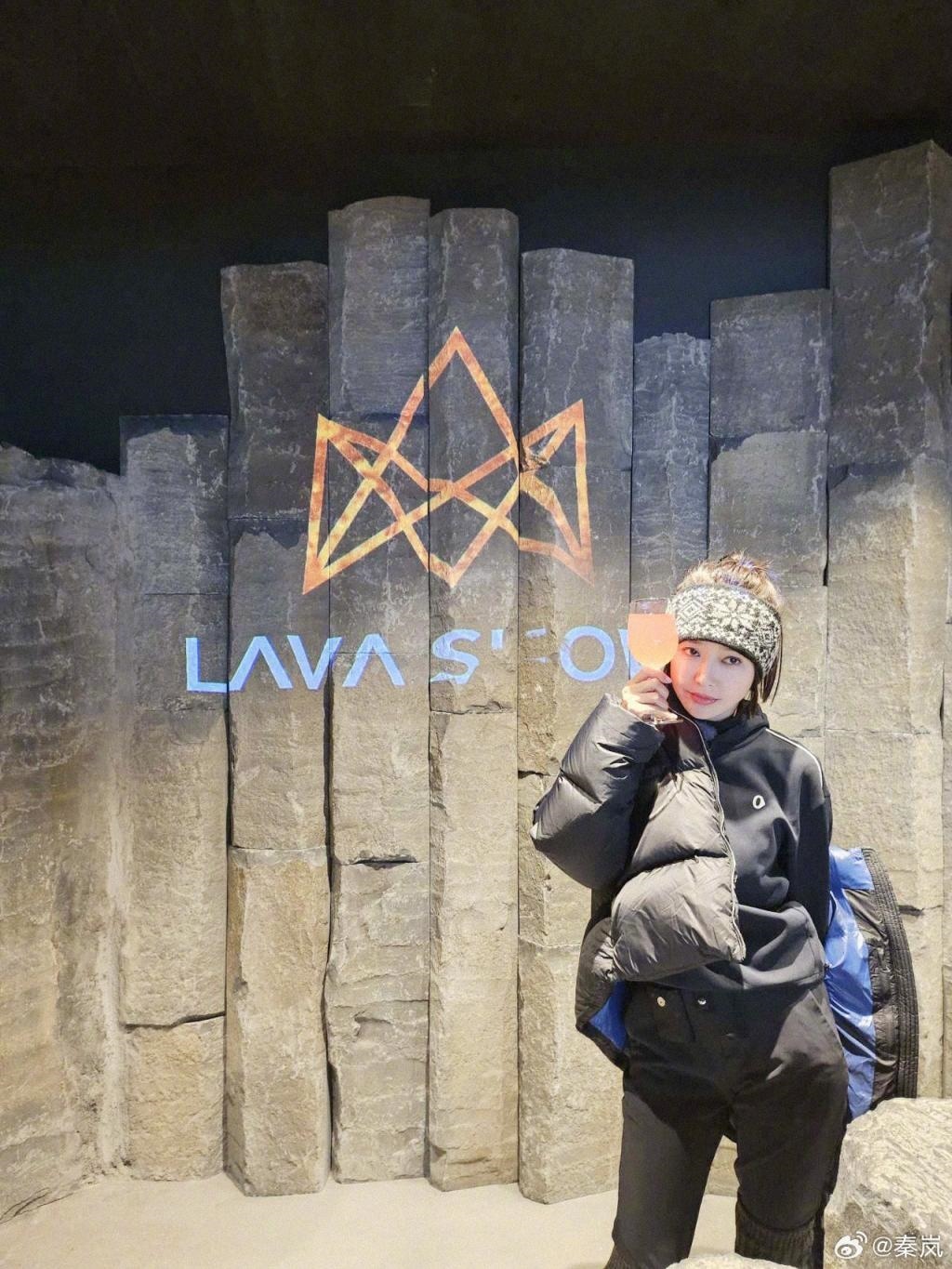 秦岚晒旅行照 裹羽绒服束发带保暖又时尚