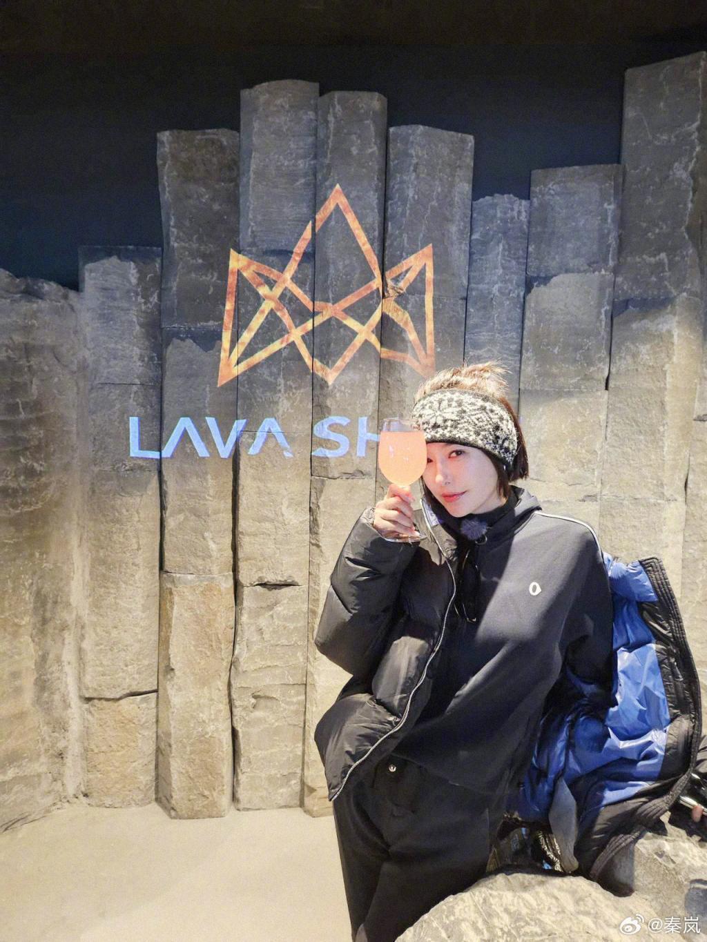 秦岚晒旅行照 裹羽绒服束发带保暖又时尚