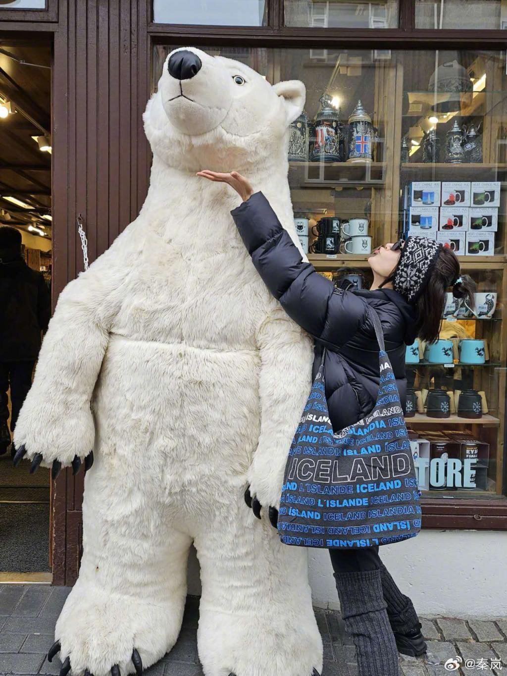 秦岚晒旅行照 裹羽绒服束发带保暖又时尚