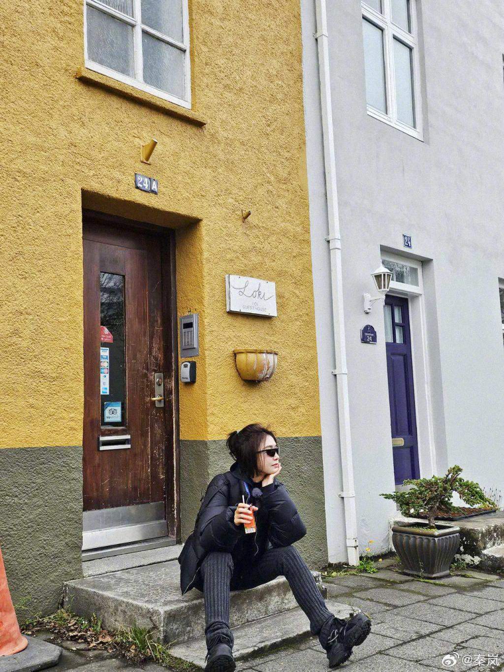 秦岚晒旅行照 裹羽绒服束发带保暖又时尚