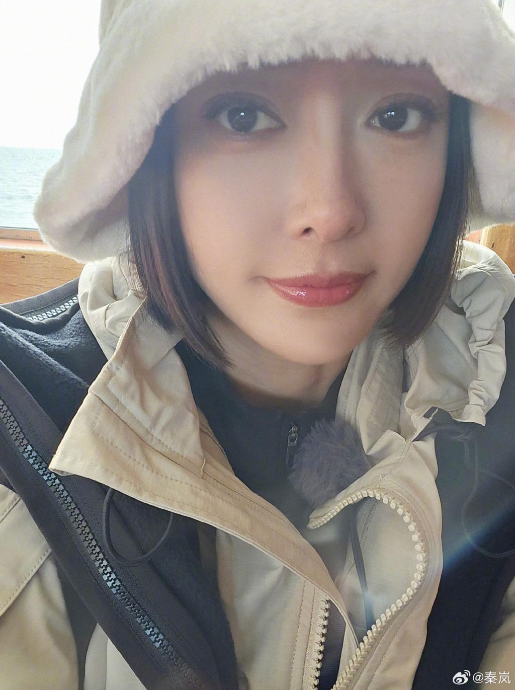 秦岚晒旅行照 裹羽绒服束发带保暖又时尚