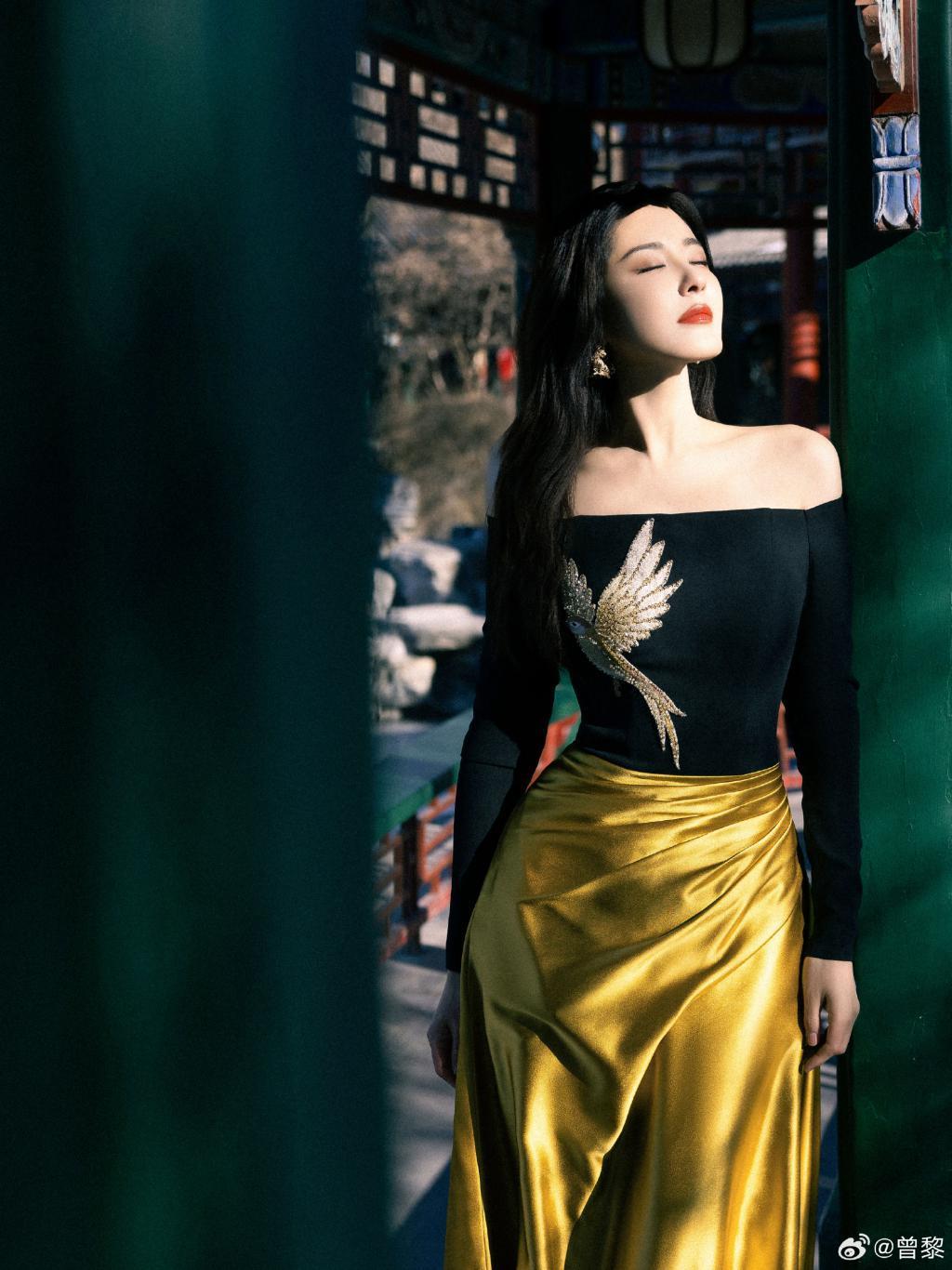 女王!曾黎穿露肩装配金色长裙优雅迷人